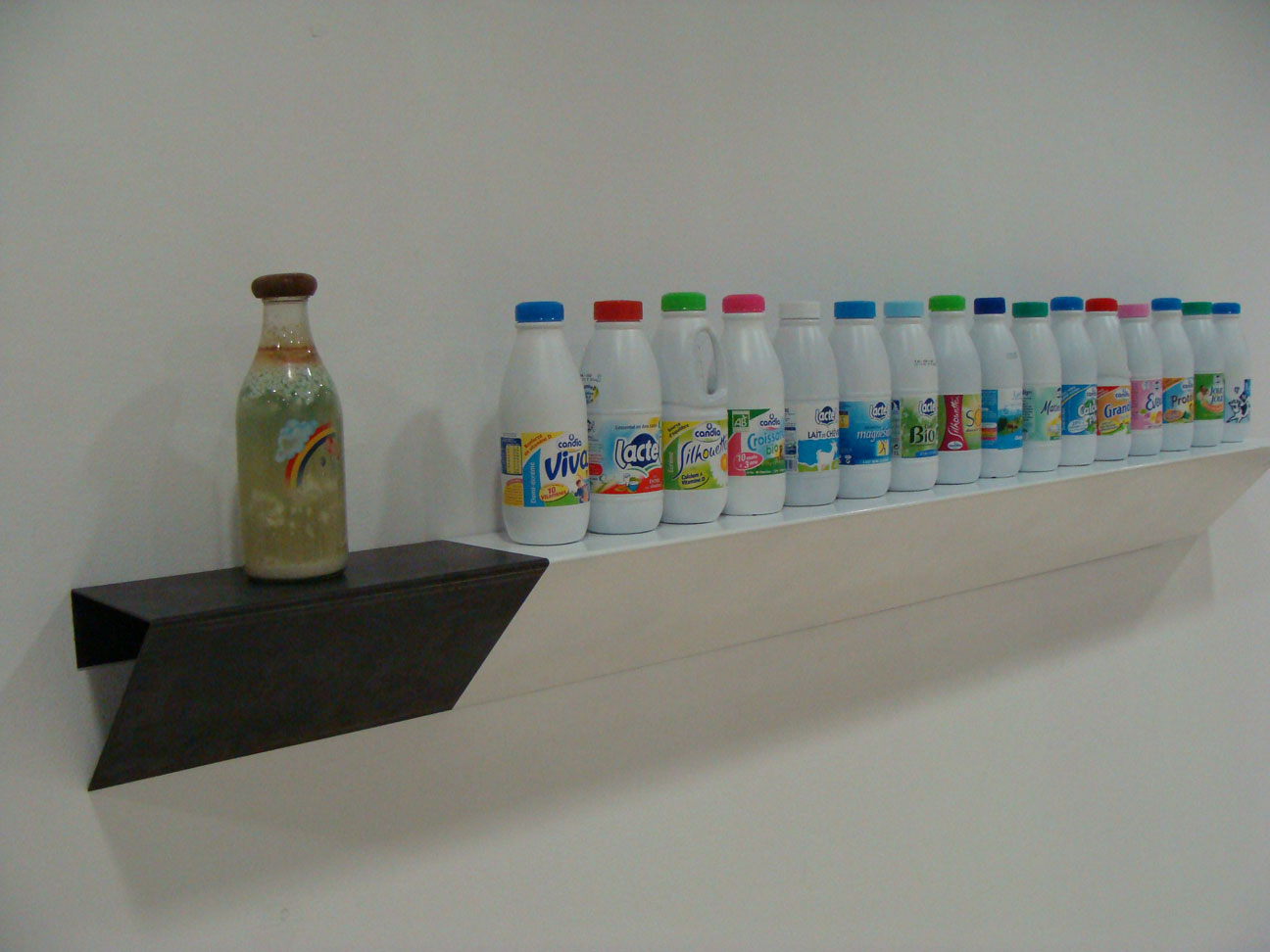 bouteilles de lait, lait caillé, aerosol, plaque fer, 50x200x15cm.